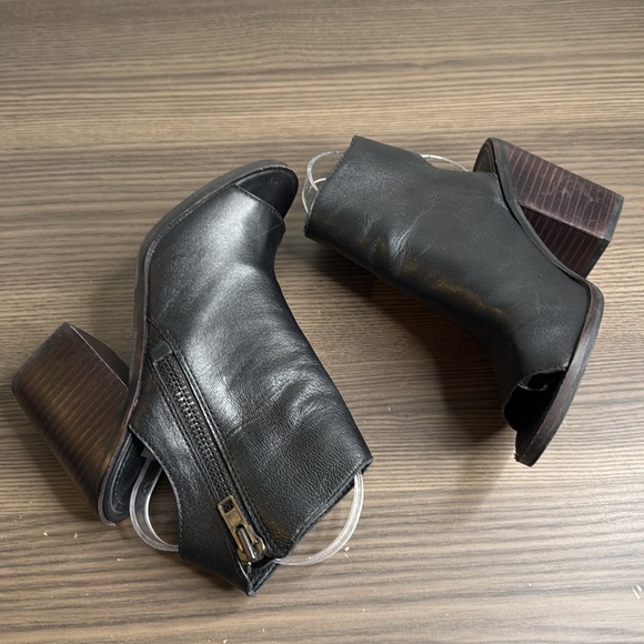 Steve Madden Terraa Black Leather Peep Toe Heels Size 7 - Picture 8 of 8